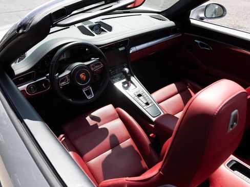 Used 2017 Porsche 911 Carrera 4S image 6