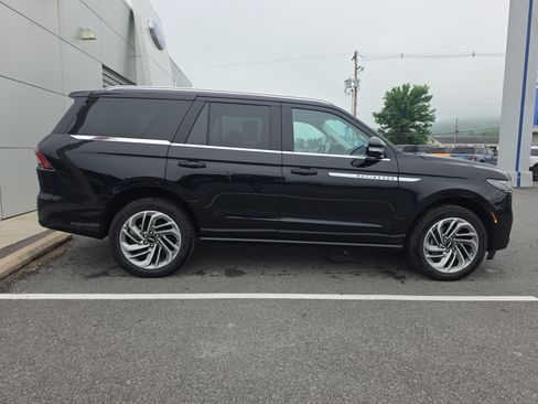 Used 2026 Lincoln Navigator Reserve AWD/4WD image 2