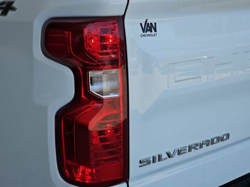 Used 2022 Chevrolet Silverado 1500 LT AWD/4WD image 38