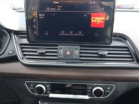 Used 2023 Audi Q5 e Premium w/ Convenience Package image 11