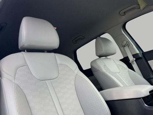 Certified 2025 Kia Sorento S image 20