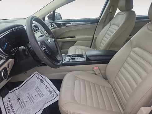 Used 2017 Ford Fusion SE w/ Fusion SE Technology Package FWD image 9