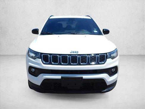 Used 2024 Jeep Compass Latitude AWD/4WD image 2