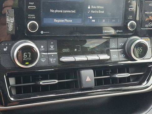 Used 2021 Toyota Highlander XLE FWD image 18