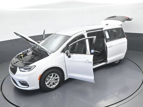Used 2025 Chrysler Pacifica Select FWD image 59