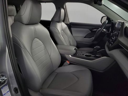 Used 2022 Toyota Highlander XLE image 14