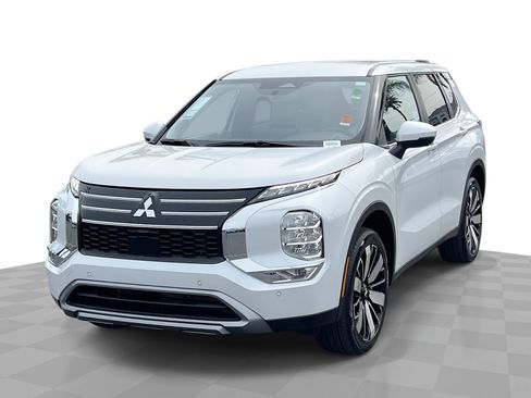 Used 2025 Mitsubishi Outlander SE image 1