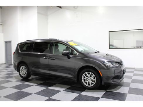 Used 2021 Chrysler Voyager Lxi image 1