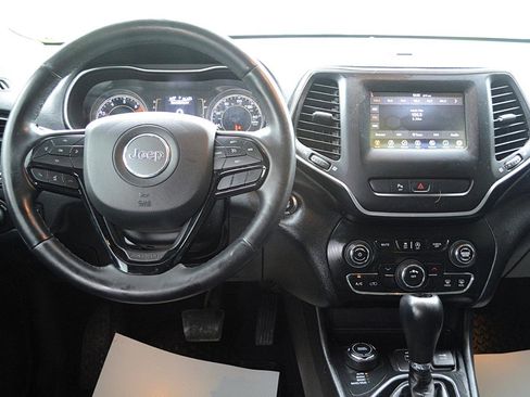 Used 2019 Jeep Cherokee Latitude Plus AWD/4WD image 18