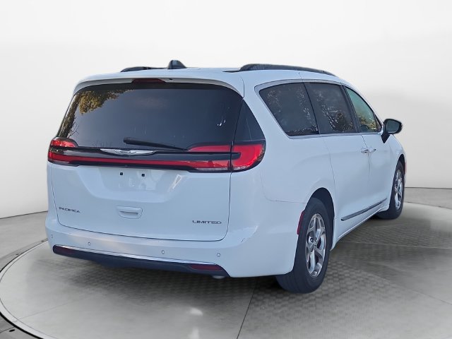 Used 2023 Chrysler Pacifica Limited FWD image 5