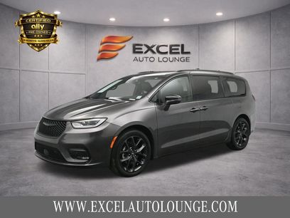Used 2022 Chrysler Pacifica Touring-L w/ Uconnect Theater Family Group