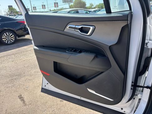 Used 2025 Kia Sportage LX FWD image 18