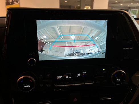Used 2025 Toyota Highlander LE FWD image 25