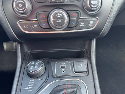 Used 2022 Jeep Cherokee Trailhawk w/ Technology Group B AWD/4WD image 25