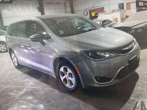 Used 2018 Chrysler Pacifica Touring Plus image 1
