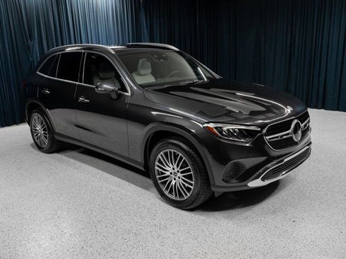 Used 2025 Mercedes-Benz GLC 300 image 3
