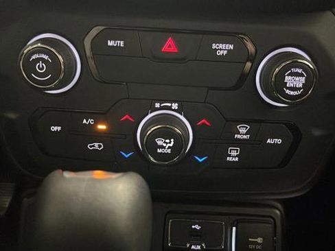 Used 2018 Jeep Renegade Altitude FWD image 17
