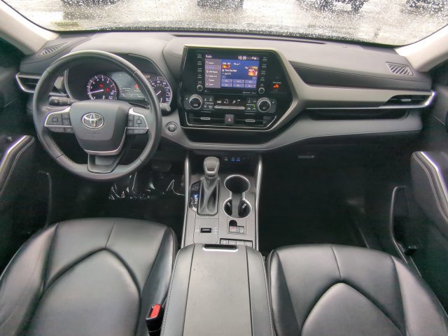 Used 2022 Toyota Highlander XLE FWD image 18