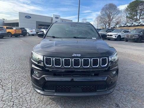 Used 2024 Jeep Compass Latitude image 3