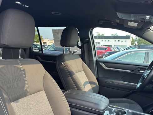 Used 2025 GMC Acadia Elevation AWD/4WD image 29