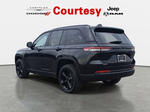Certified 2023 Jeep Grand Cherokee Altitude image 5