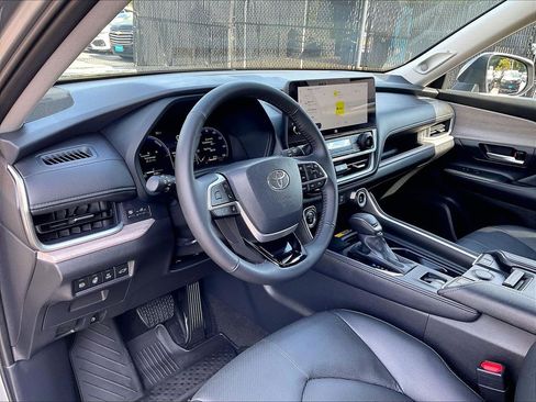 Used 2025 Toyota Grand Highlander AWD Hybrid image 8