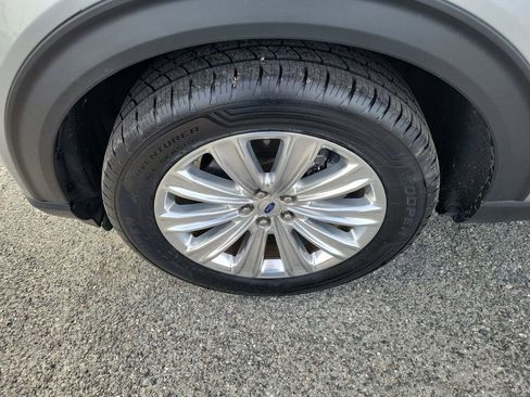 Used 2022 Ford Explorer Limited w/ Equipment Group 301A RWD image 7