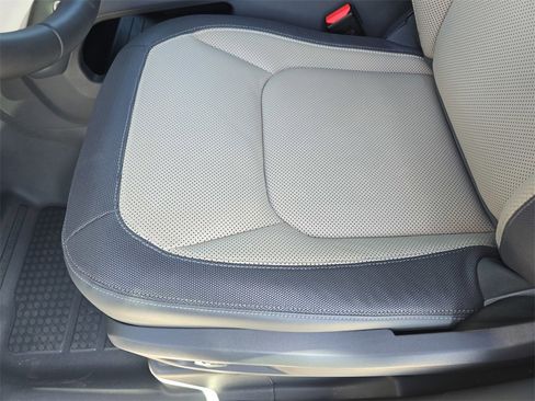 Used 2023 Land Rover Defender 130 X-Dynamic SE image 30