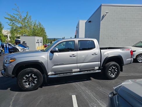 Used 2017 Toyota Tacoma TRD Off-Road w/ Premium & Technology Package AWD/4WD image 4