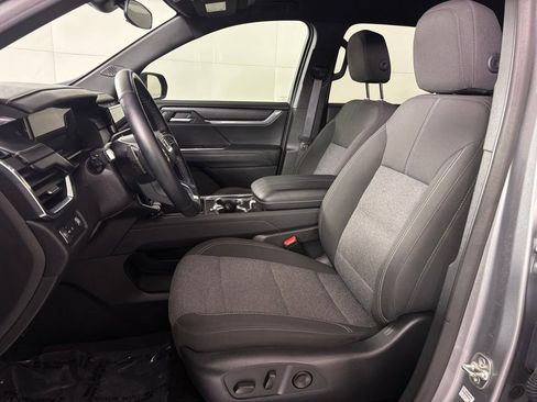 Used 2025 GMC Acadia Elevation image 17