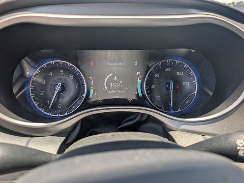 Used 2023 Chrysler Pacifica Touring-L FWD image 27