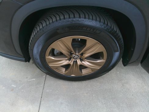 Used 2023 Toyota Highlander Bronze Edition image 16