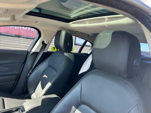 Used 2018 Jaguar XE image 18