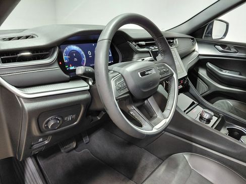 Certified 2025 Jeep Grand Cherokee Altitude image 25