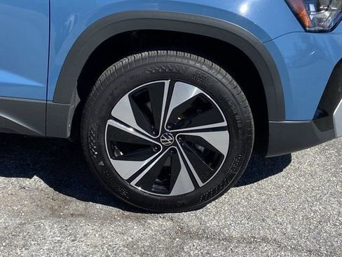 Used 2025 Volkswagen Taos SE w/ Panoramic Sunroof Package image 10