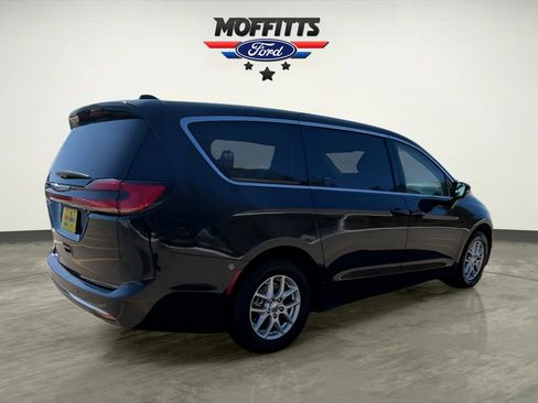 Used 2024 Chrysler Pacifica Touring-L image 5