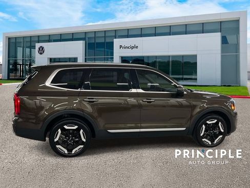 Used 2025 Kia Telluride S FWD image 5