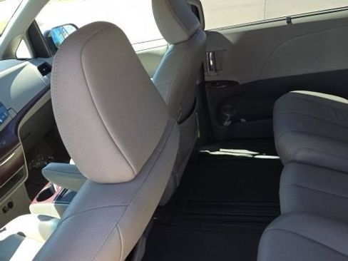 Used 2014 Toyota Sienna XLE FWD image 24