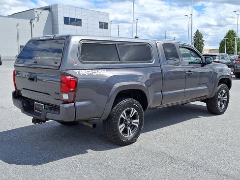 Used 2019 Toyota Tacoma TRD Sport AWD/4WD image 7