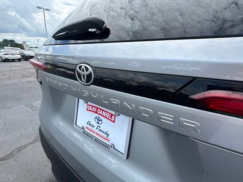 Used 2025 Toyota Grand Highlander FWD image 37