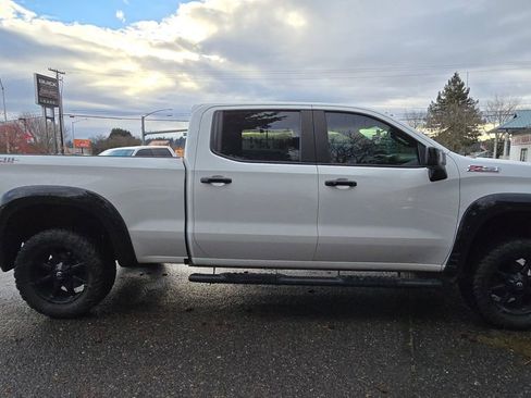 Used 2021 Chevrolet Silverado 1500 LT Trail Boss w/ Convenience Package II image 2