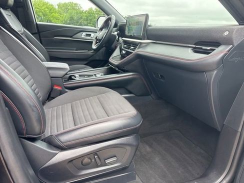 Used 2025 Ford Explorer ST-Line w/ ST-Line Street Pack AWD/4WD image 18