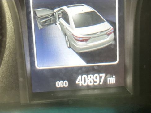Used 2015 Toyota Camry SE w/ Moonroof Package FWD image 16