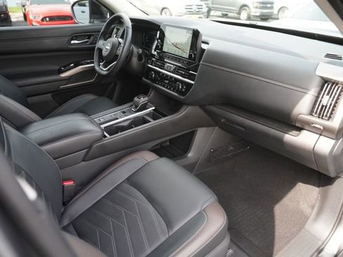 Used 2024 Nissan Pathfinder Platinum FWD image 18