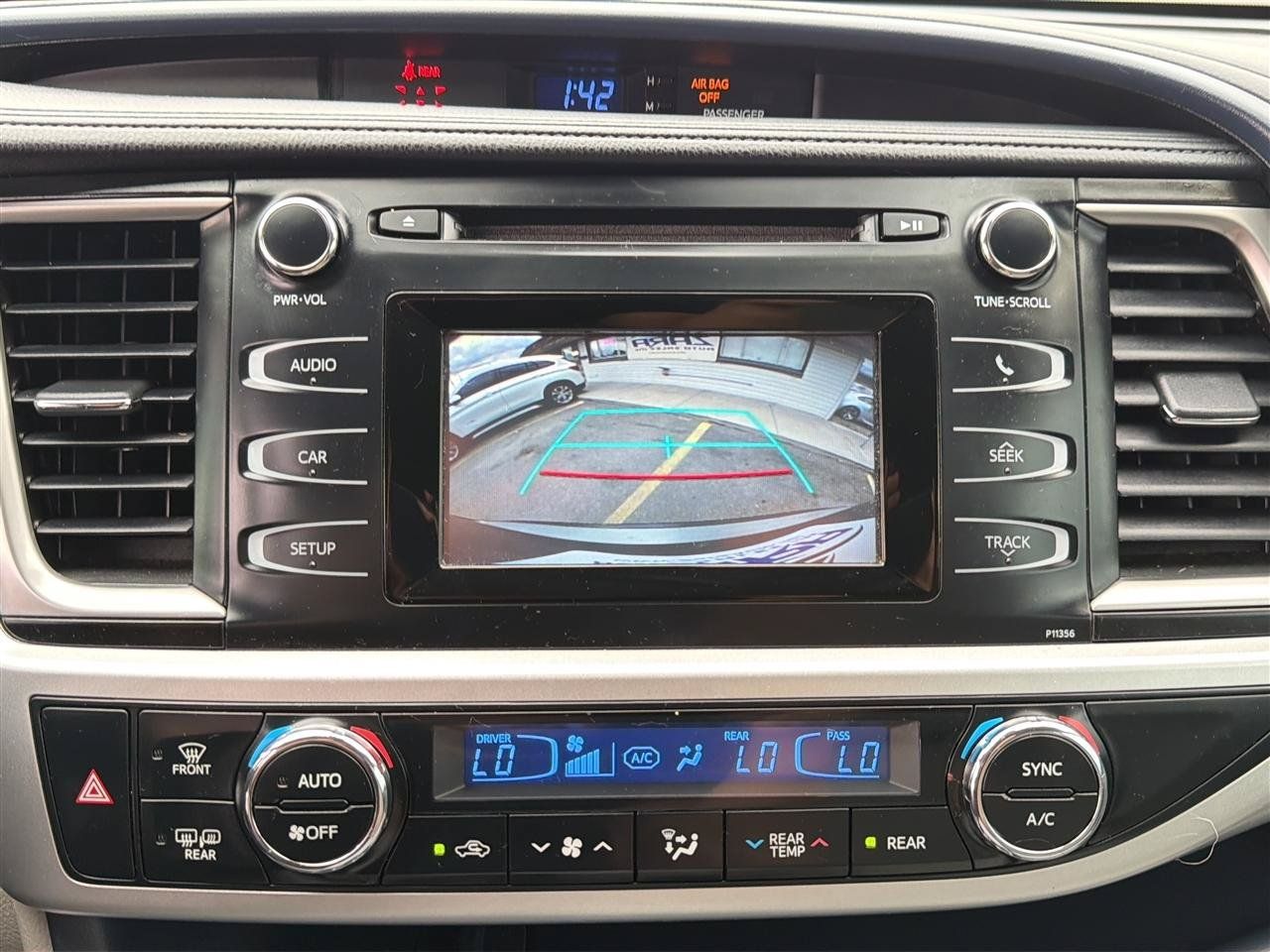 Used 2017 Toyota Highlander LE AWD/4WD image 28
