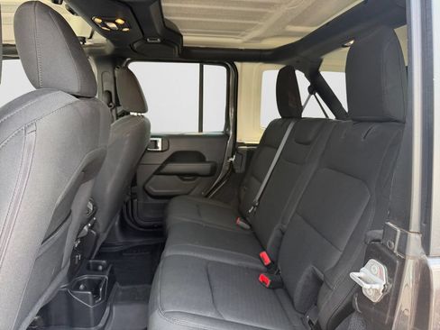 Used 2020 Jeep Wrangler Unlimited Sahara AWD/4WD image 9