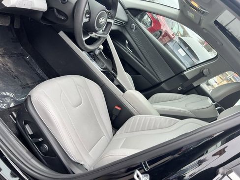 Used 2025 Hyundai Elantra Limited image 12