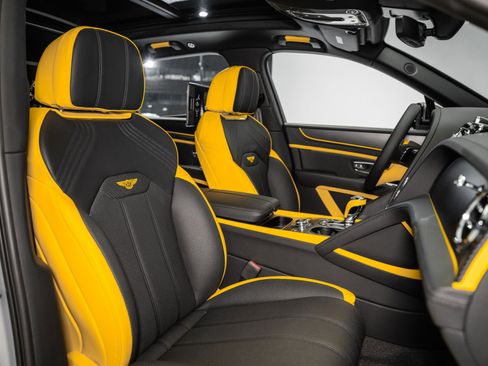 Used 2025 Bentley Bentayga image 32