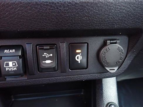 Used 2018 Toyota Tacoma TRD Off-Road w/ Technology Package AWD/4WD image 17