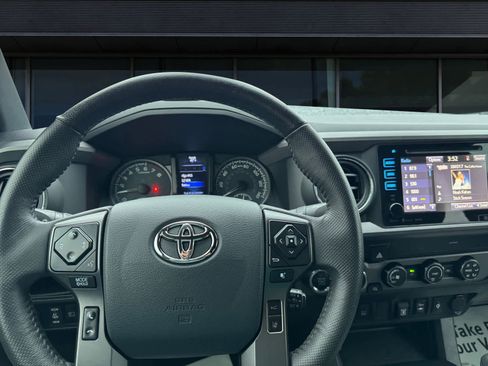 Used 2019 Toyota Tacoma TRD Sport image 3